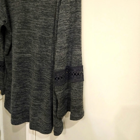LILDY grey tunic w crochet on sleeves. Excellent shape. L/XL - Picture 7 of 10